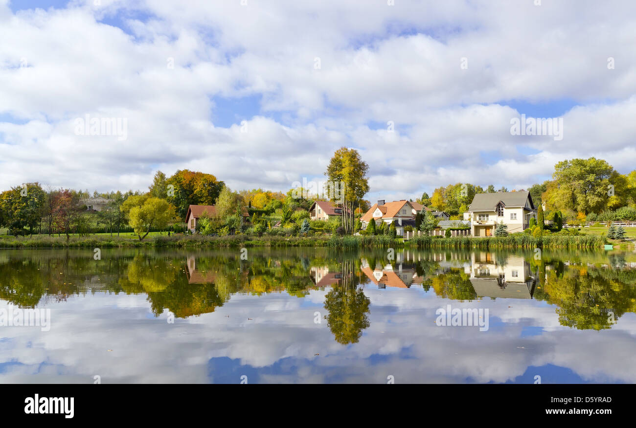 Village d'automne rêve et son reflet Banque D'Images