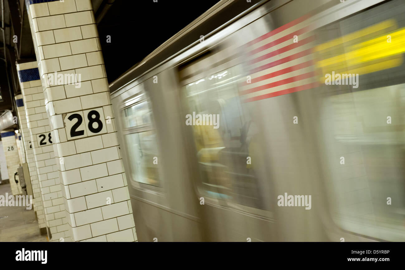 Une rame de métro de la Metropolitan Transportation Authority MTA appelle à la 28e street station à New York City, USA, 22 septembre 2012. Photo : Sven Hoppe Banque D'Images