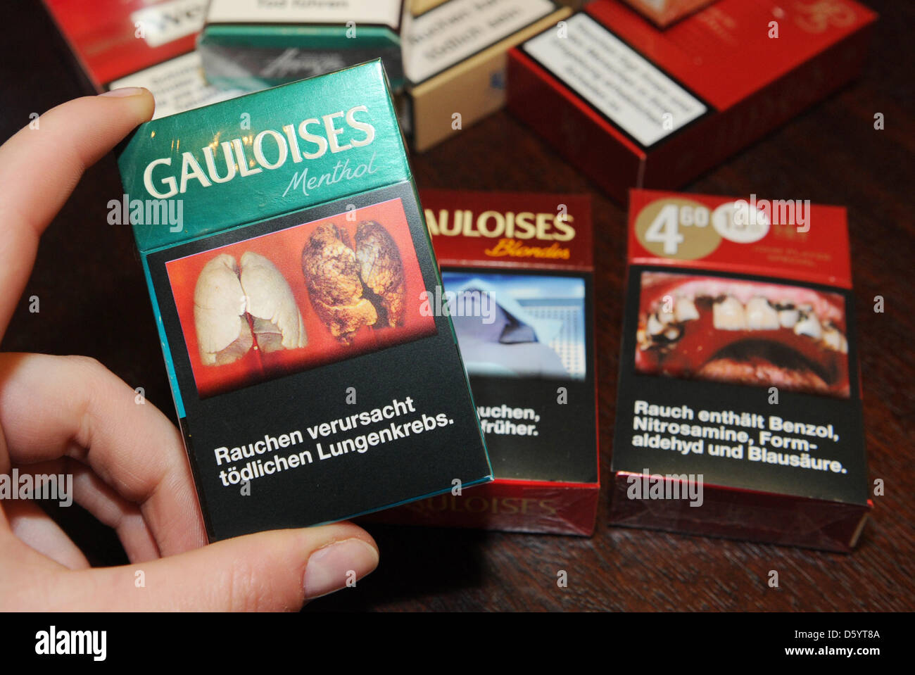 Les paquets de cigarettes de différentes marques de cigarettes de tabac Reemtsma afficher les photos de maladies causées par le tabagisme sur une table à Hambourg, Allemagne, 30 octobre 2012. Photo : Angelika Warmuth Banque D'Images