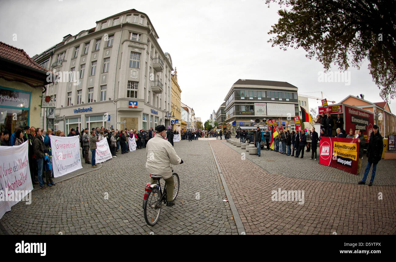 Opposants (l) de l'aile droite du Nationaldemocratic d'Allemagne (NPD tourne le dos tandis que le parti tient un discours public et événement général sous la devise 'axony contre l'abus des demandeurs d'inondations, d'étrangers et de l'islamisation' à Riesa, Allemagne, 3 novembre 2012. L'événement fait partie d'une chaîne d'événements initiés par le NPD dans le cadre d'une soi-disant essentiellement que la semaine de sensibilisation Banque D'Images