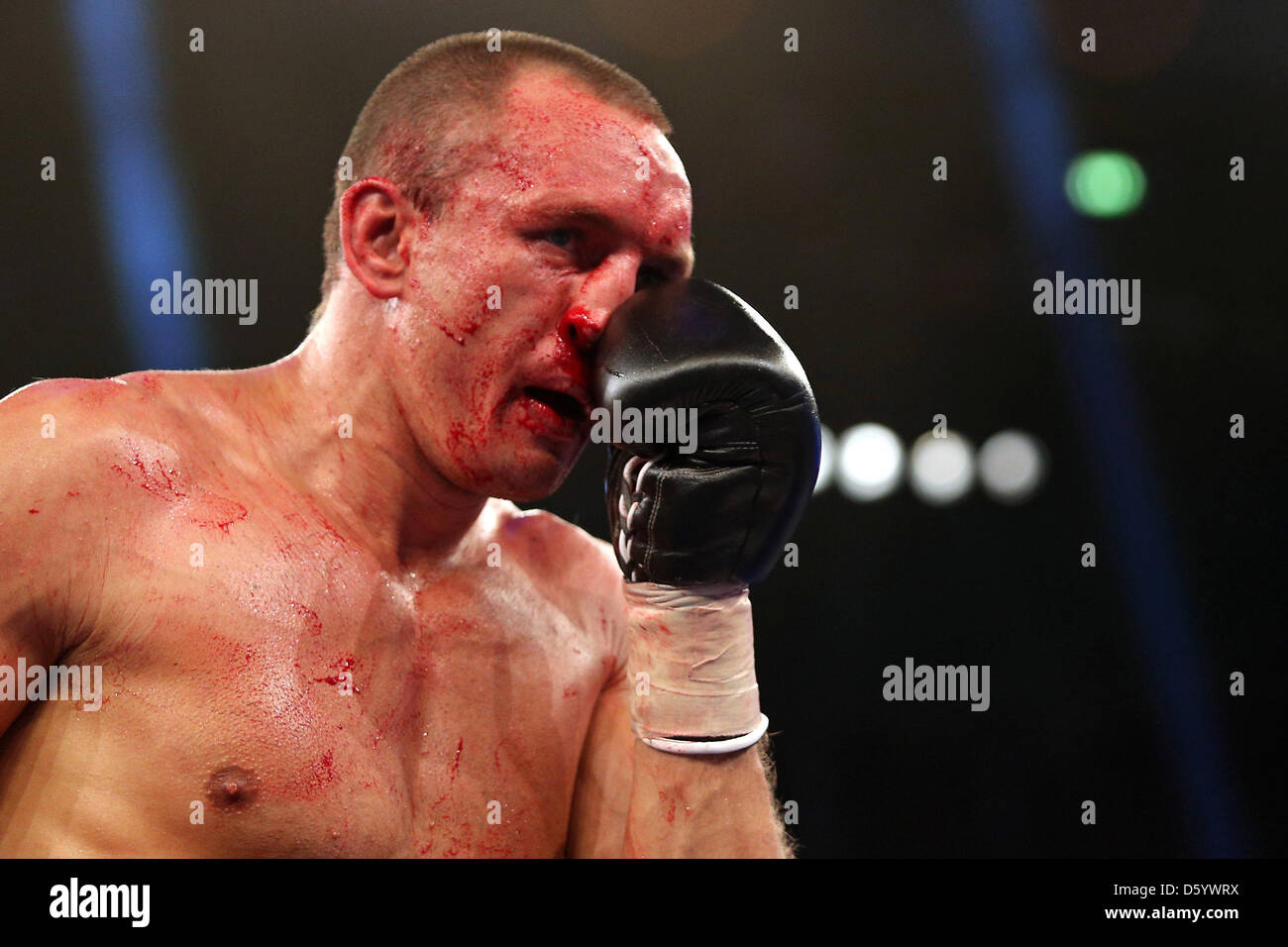 Boxeur légère italienne Serhiy Demtchenko tient son nez saignement durant  son combat contre le boxeur allemand