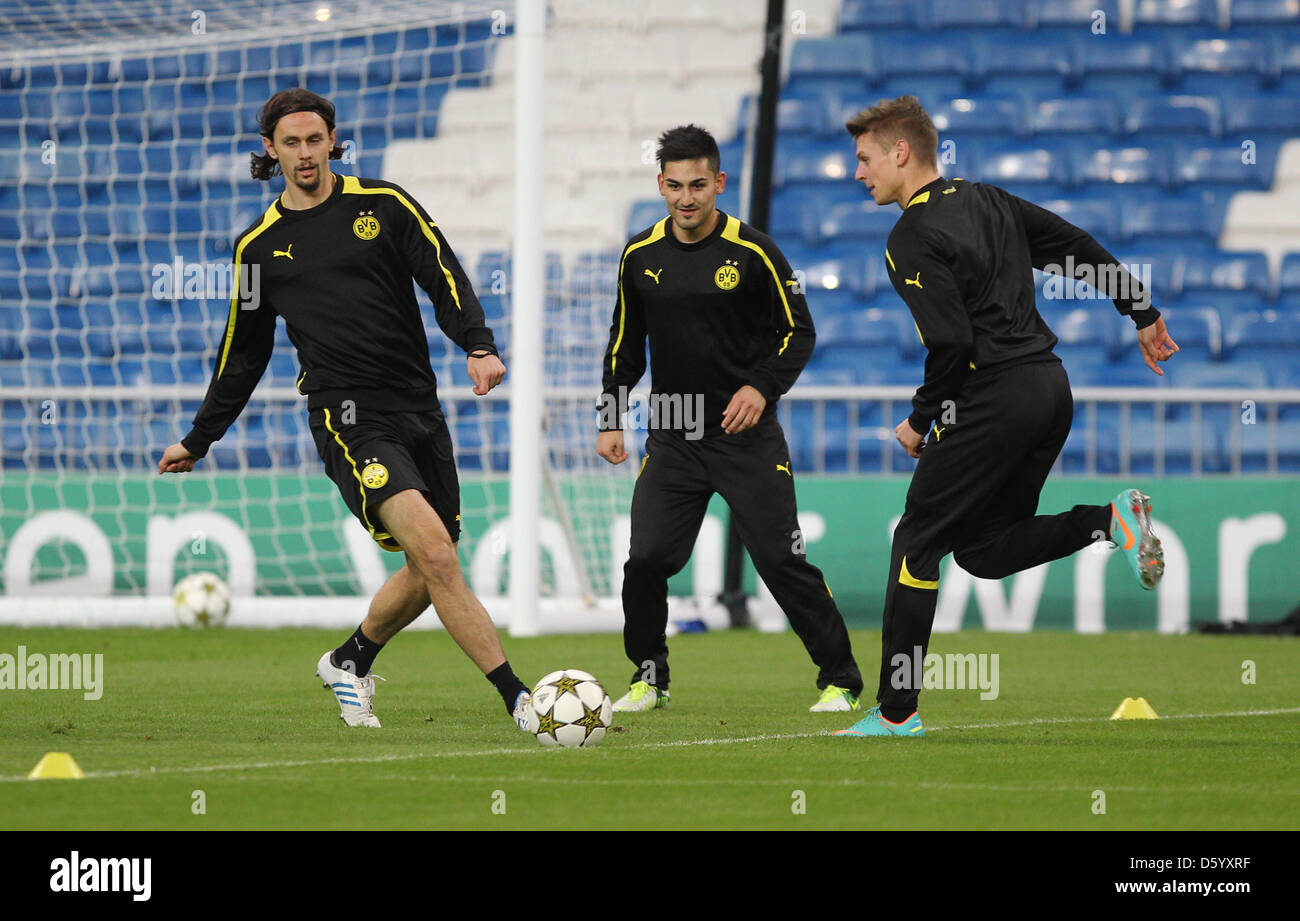 Dortmunds Neven Subotic (l-r), Ilkay Gündogan Lukasz und nehmen Action am 05.11.2012 im stade Bernabeu à Madrid (Espagne) suis Abschlusstraining ihrer Mannschaft teil. Borussia Dortmund trifft am Freitag (06.11.2012) in der Gruppenphase der auf Ligue des Champions Real Madrid. Foto : Fabian Stratenschulte/dpa Banque D'Images