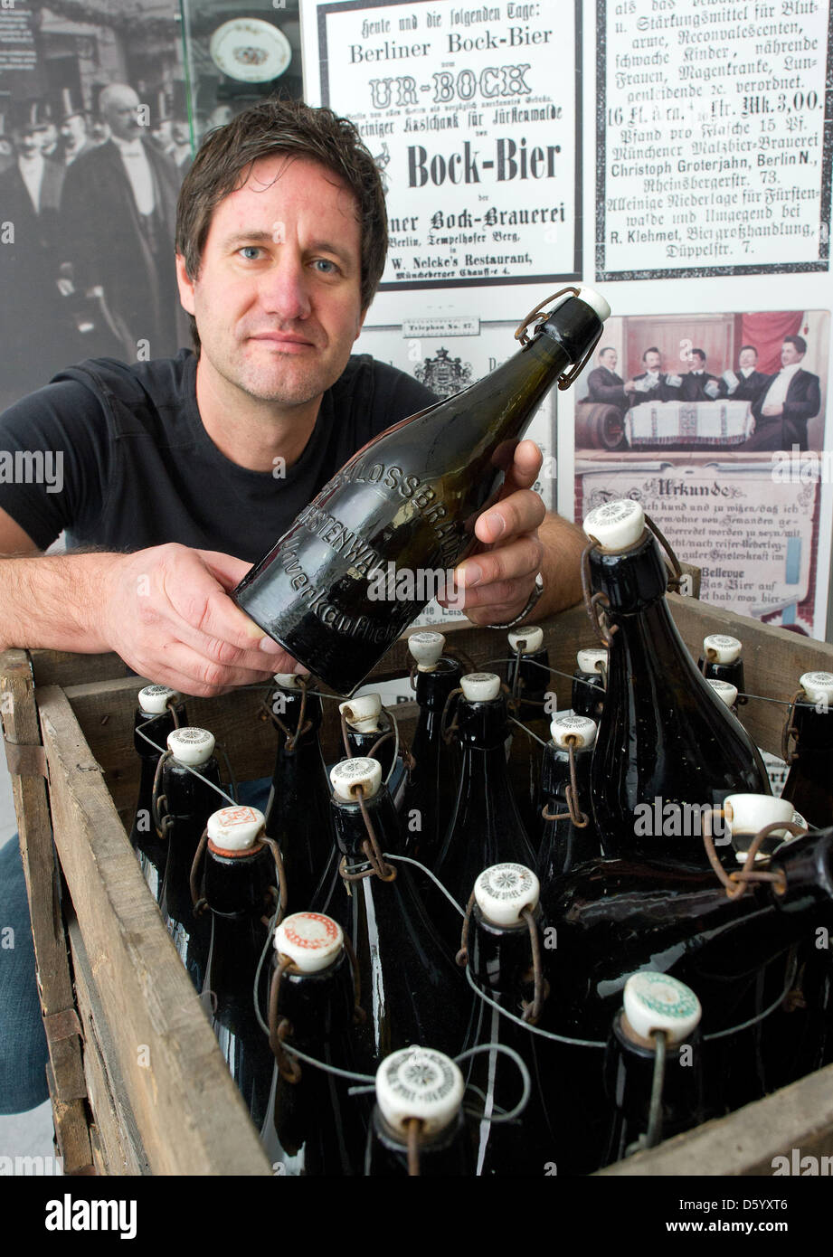 Directeur du Musée de la ville, Strohfeld Fuerstenwalde Guido, présente les bouteilles de bière à partir de l'ancienne brasserie à Fuerstenwalde Fuerstenwalde, Allemagne, 18 octobre 2012. La bière est brassée à nouveau dans la ville en 2013. Photo : Patrick Pleul Banque D'Images