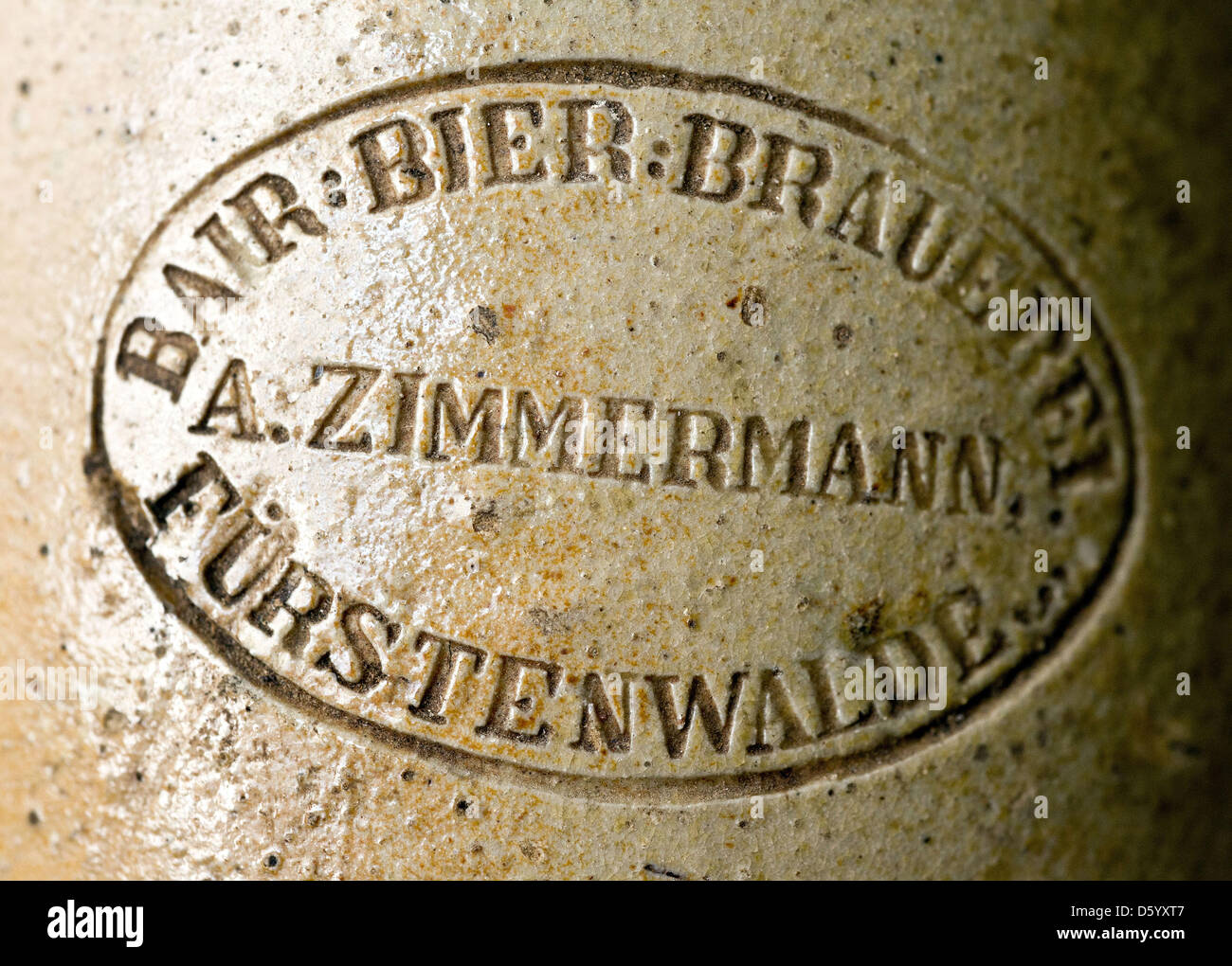 L'empreinte de l'Fuerstenwalde brewery est visible sur une vieille bouteille d'argile à Fuerstenwalde, Allemagne, 18 octobre 2012. La bière est brassée à nouveau dans la ville en 2013. Photo : Patrick Pleul Banque D'Images