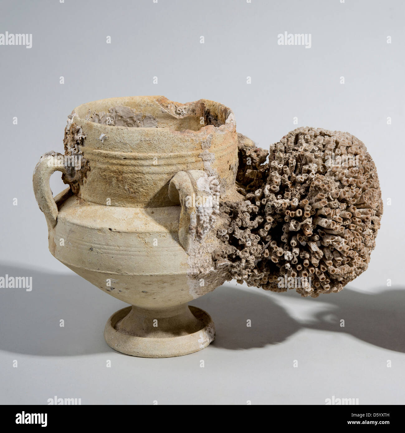 Un vase en terre cuite islamique avec 4 poignées, la crépine et le 9ème siècle de la tuyère d'EC. Banque D'Images