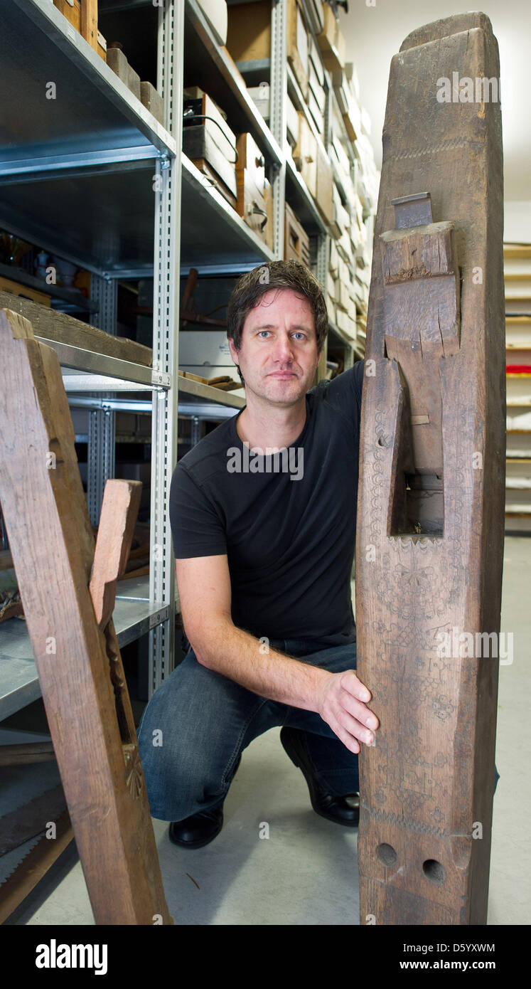 Directeur du Musée de la ville, Strohfeld Fuerstenwalde Guido, présente un plan en bois de cooper de 1750 à Fuerstenwalde, Allemagne, 18 octobre 2012. La bière est brassée à nouveau dans la ville en 2013. Photo : Patrick Pleul Banque D'Images