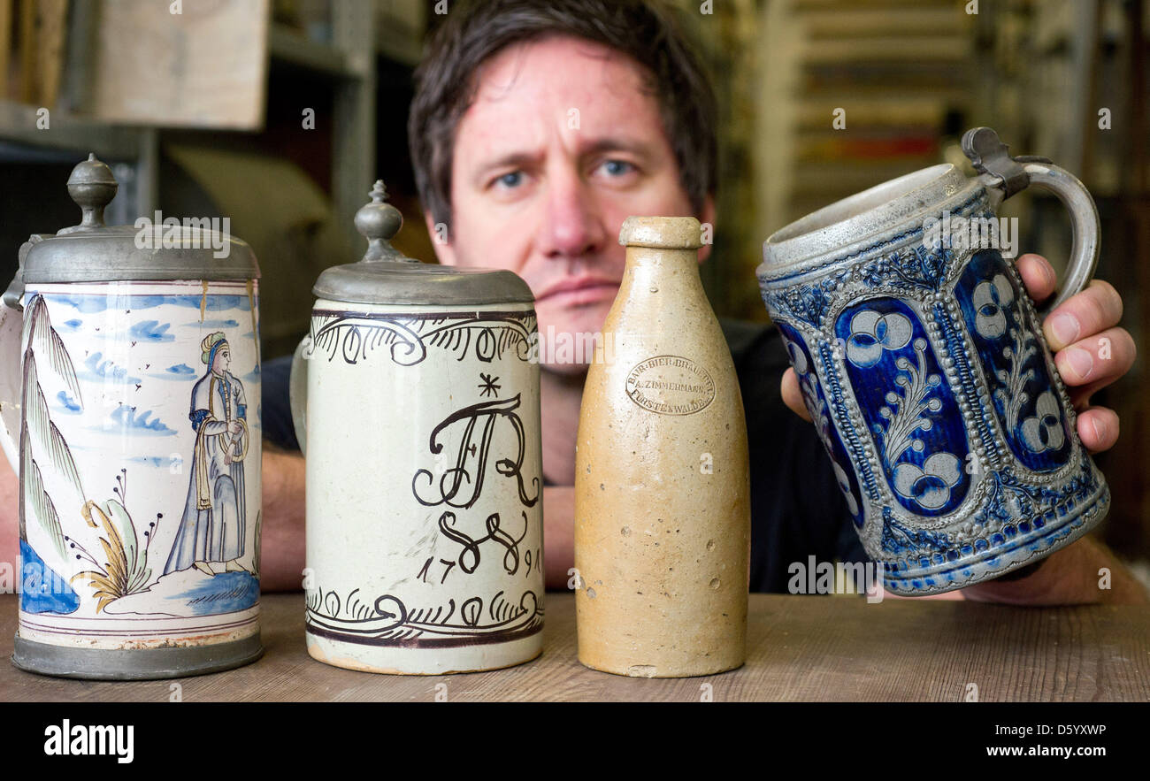 Directeur du Musée de la ville, Strohfeld Fuerstenwalde Guido, présente des vieux verres et une bouteille d'argile à partir de la brasserie à Fuerstenwalde Fuerstenwalde, Allemagne, 18 octobre 2012. La bière est brassée à nouveau dans la ville en 2013. Photo : Patrick Pleul Banque D'Images