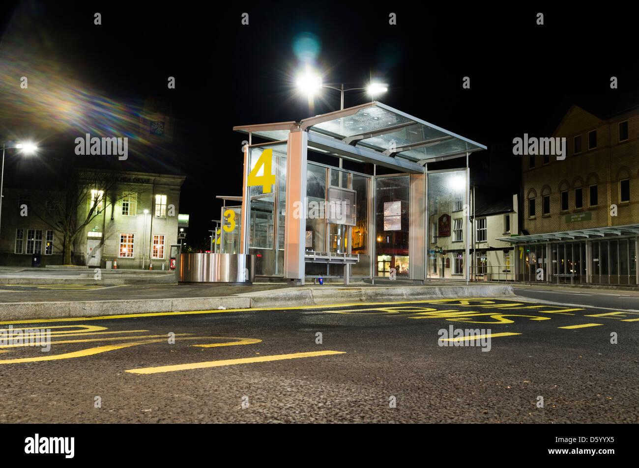 Pays de Galles Aberystwyth UK : passerelle de transport public bus depot abris dans la nuit Banque D'Images