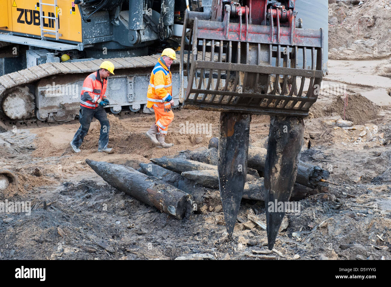 Une excavatrice travaille sur le chantier de construction du palais de Berlin, Allemagne, 07 novembre 2012. Le premier palais de 300 autour de 3 000 pieux de fondation a déjà été dégagé de la terre. Photo : MAURIZIO GAMBARINI Banque D'Images