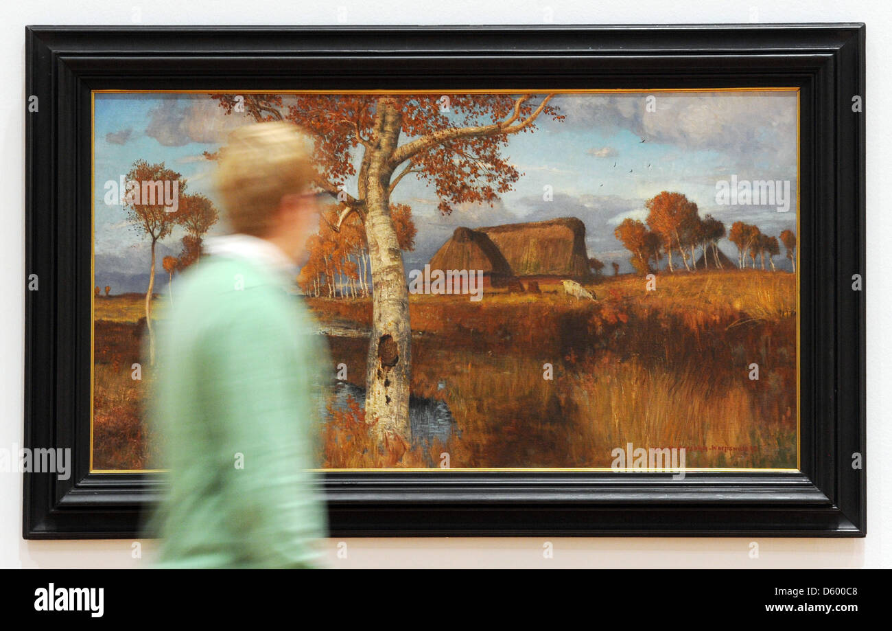 Un visiteur consulte la peinture 'automne sur la lande' à partir de 1895 par Otto Modersohn à la Galerie municipale de Karlsruhe, Allemagne, 07 novembre 2012. La peinture fait partie de l'exposition "Nature et poésie autour de 1900. Otto Modersohn, Paula Modersohn-Becker et Worpswede' qui se déroule du 11 novembre 2012 au 17 février 2013. Photo : ULI DECK Banque D'Images