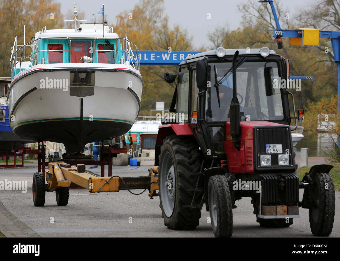 Les bateaux sont levées sur les quais pour les mois d'hiver à la marina de yacht location entreprise Kuhnle Tours en Sneek, Allemagne, 7 novembre 2012. Les utilisateurs privés de la marina ont tous enregistré leurs bateaux à terre. Photo : Bernd Wuestneck Banque D'Images