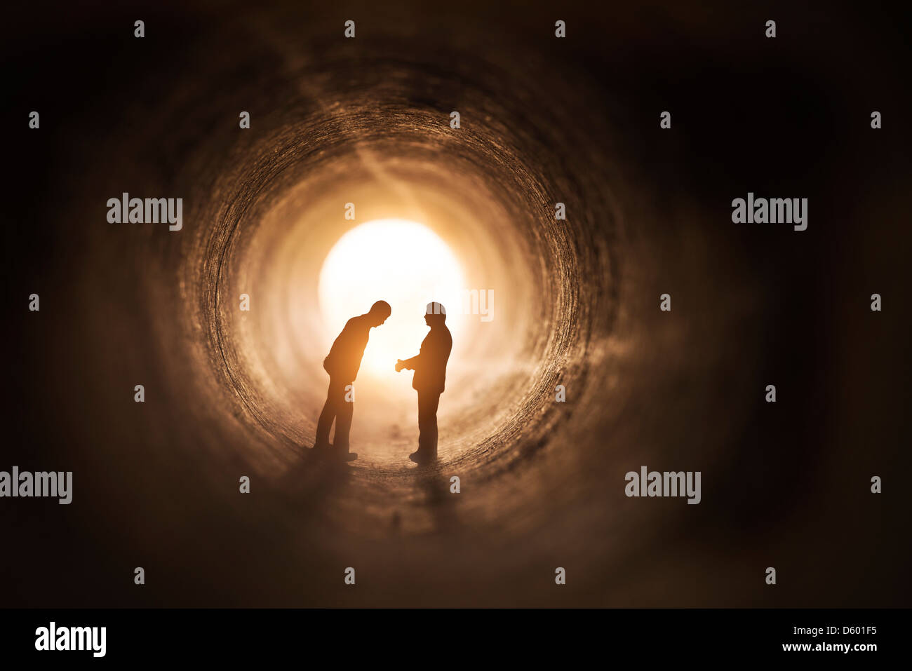 Deux hommes d'parler dans un tunnel. Banque D'Images