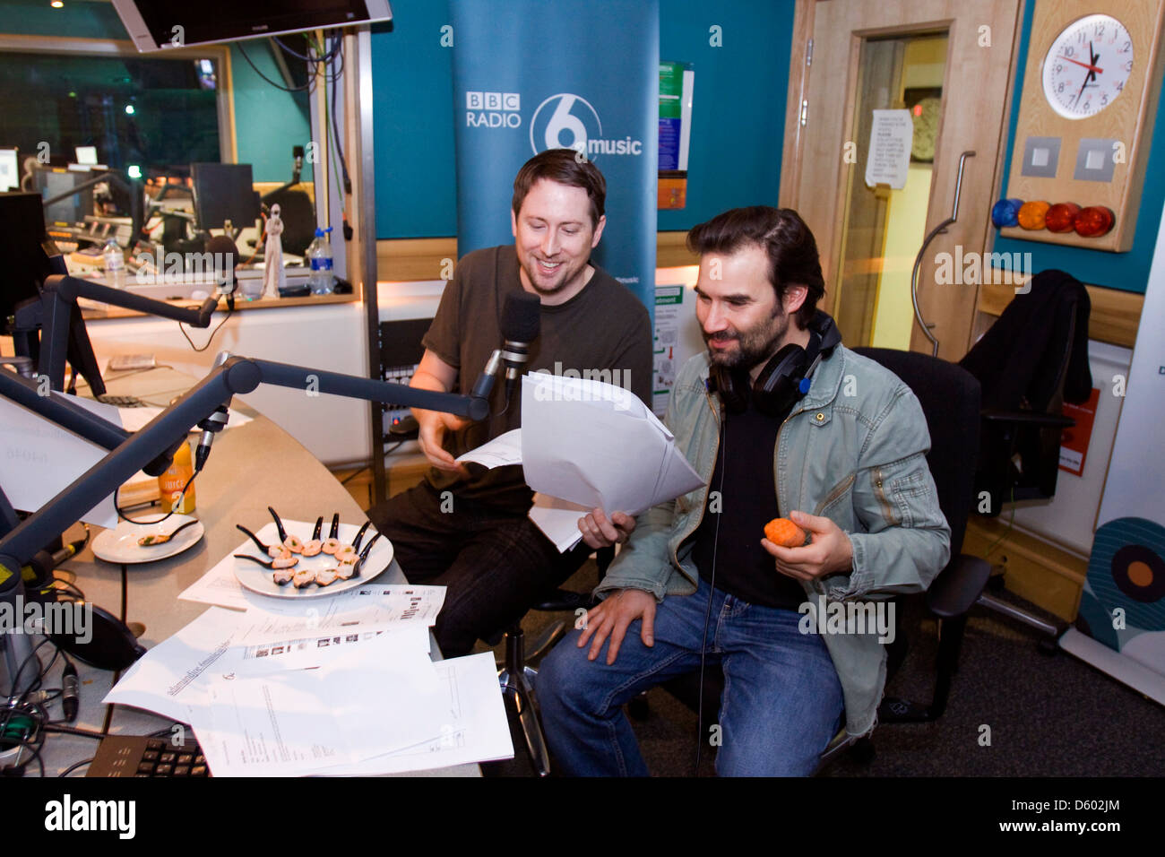 Adam Buxton et Joe Cornish, comédiens anglais de l'Adam et Joe radio show sur BBC 6 Music, Londres, Angleterre. Banque D'Images