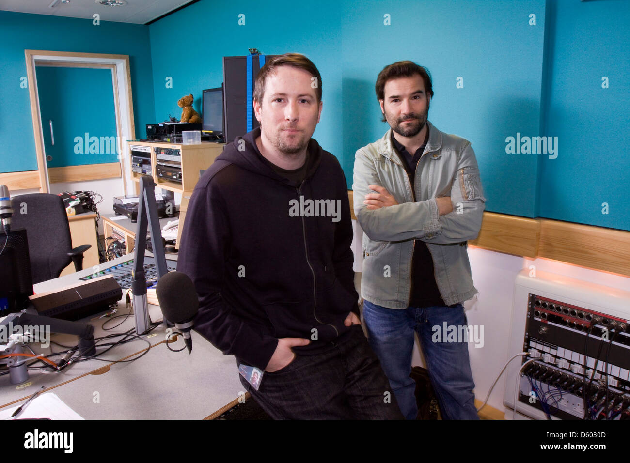 Adam Buxton et Joe Cornish, comédiens anglais de l'Adam et Joe radio show sur BBC 6 Music, Londres, Angleterre. Banque D'Images