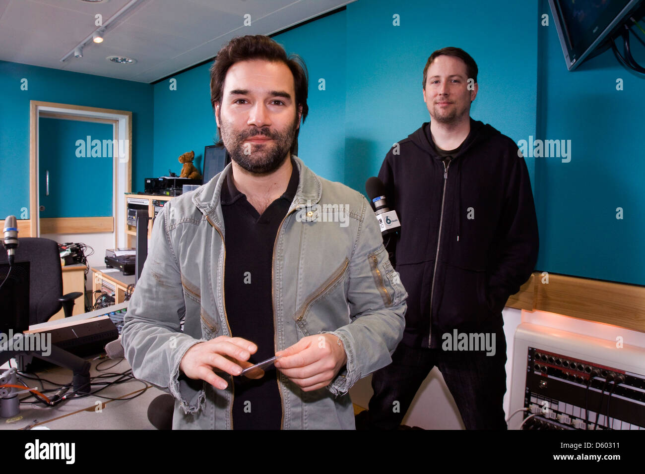 Adam Buxton et Joe Cornish, comédiens anglais de l'Adam et Joe radio show sur BBC 6 Music, Londres, Angleterre. Banque D'Images