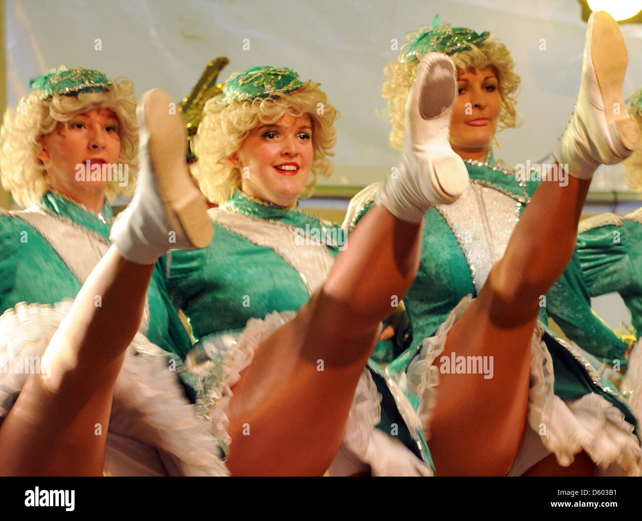 Les femmes membres de l'association carnaval de Meissen commencer la nouvelle saison de carnaval avec un retentissant cri de 'Vivat, vivat' Missnia à Meissen, Allemagne, 11 novembre 2012. L'association a été fondée il y a plus de 40 ans et est l'un des plus actifs dans la région de Thuringe. Photo : Matthias Hiekel Banque D'Images