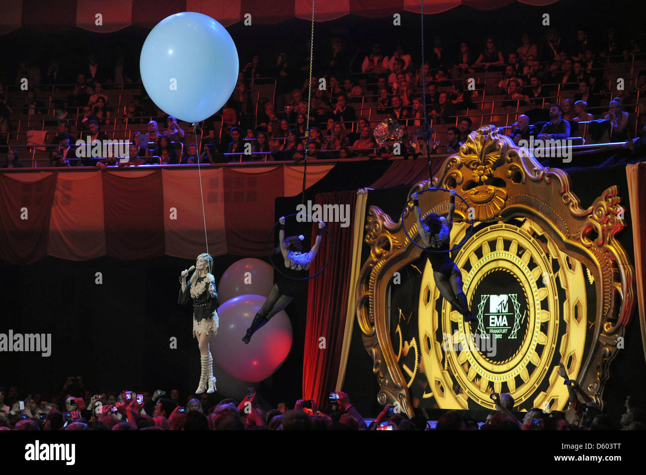 Show d'accueil et modèle allemand Heidi Klum (l) exécute pendant les MTV Europe Music Awards (EMA) 2012 tenue au Festhalle de Francfort, dimanche, 11 novembre 2012. La chaîne de télévision de musique cérémonie du prix est dans sa 19e année et reconnaît le talent sur la scène européenne. Photo : Arne Dedert/dpa  + + +(c) afp - Bildfunk + + + Banque D'Images