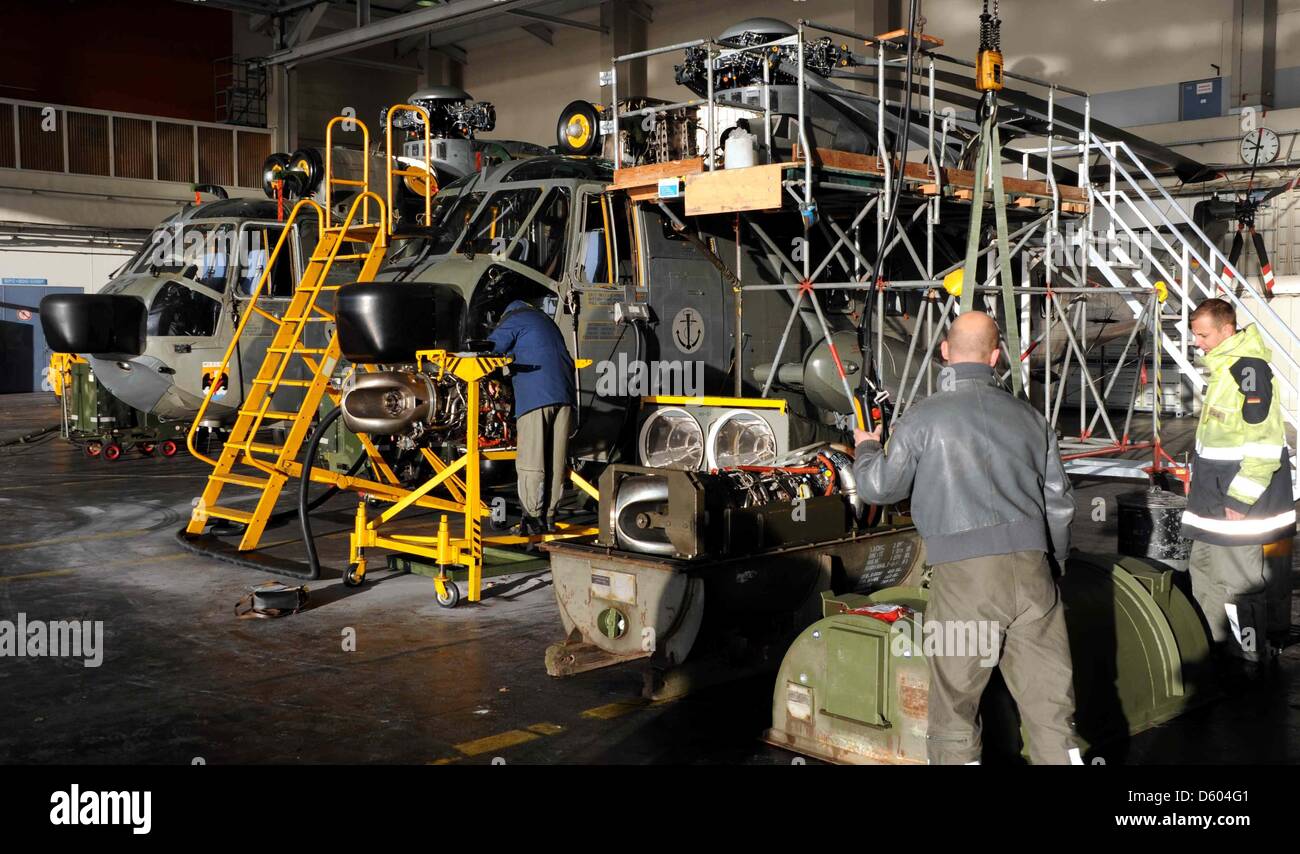 Travail mécanique à bord d'un hélicoptère Sea King des Forces armées allemandes en Allemagne, Kiel-Holtenau, 6 novembre 2012. Photo : Carsten Rehder Banque D'Images