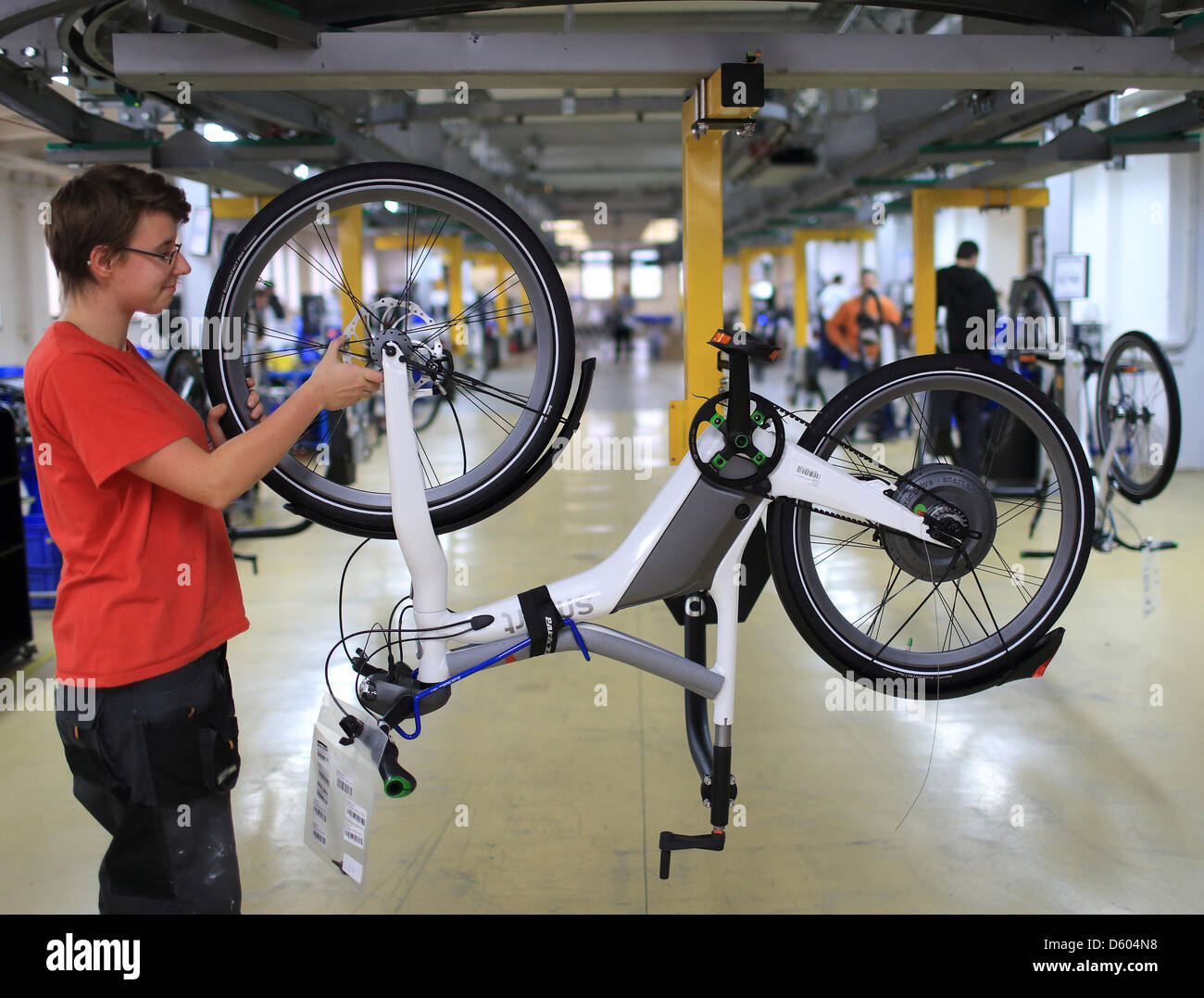 Un mécanicien assemble des vélos électriques sur la ligne de production de Mifa Mitteldeutsche Fahrradwerke AG (Mifa AG Fabricant de vélo allemand moyen) à Sangerhausen, Allemagne, 09 novembre 2012. La vente de vélos électriques a augmenté les recettes de Mifa, qui emploie environ 600 travailleurs. La part de l'electric bikes est un trimestre de l'année d'exploitation. Autour de 60 000 de ces vélos sont pro Banque D'Images