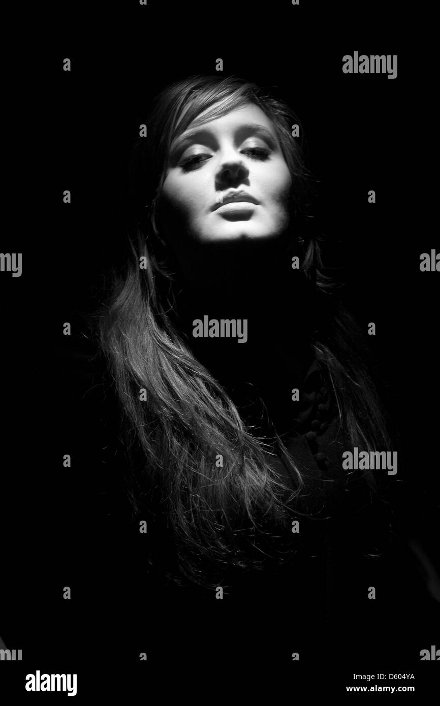 Adele Adkins, chanteur auteur-compositeur anglais photographié dans la Dive bar à Soho, Londres, Angleterre. Banque D'Images Adele Adkins, chanteur auteur-compositeur anglais photographié dans la Dive bar à Soho, Londres, Angleterre. Banque D'Images