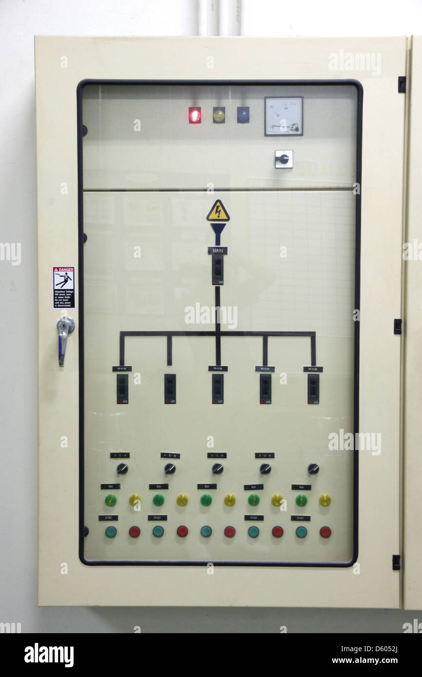 L'énergie électrique dans une usine industrielle de l'armoire de commande. Banque D'Images