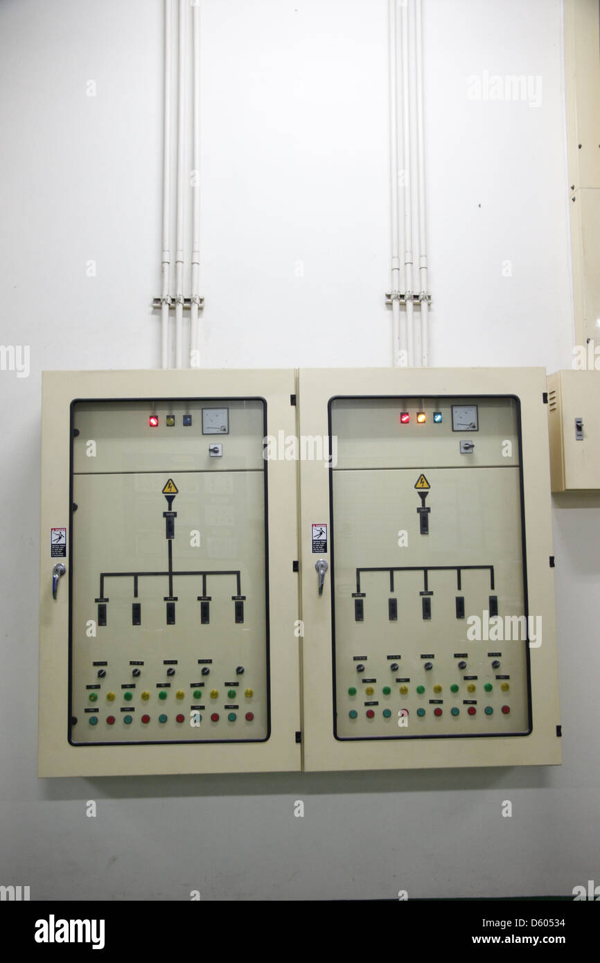 L'énergie électrique dans une usine industrielle de l'armoire de commande. Banque D'Images