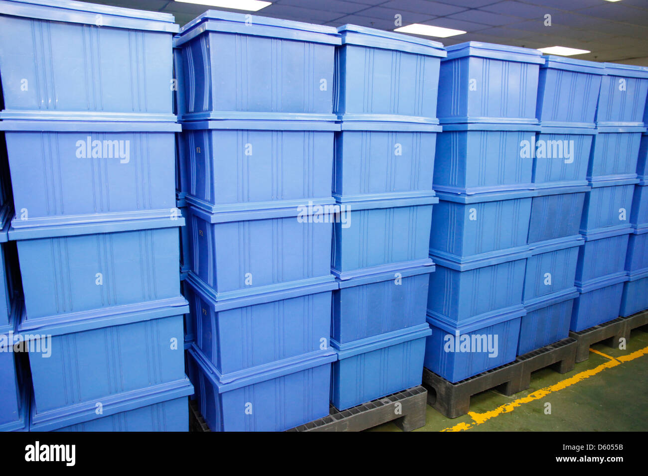 La boîte en plastique bleu produits dans une usine industrielle. Banque D'Images