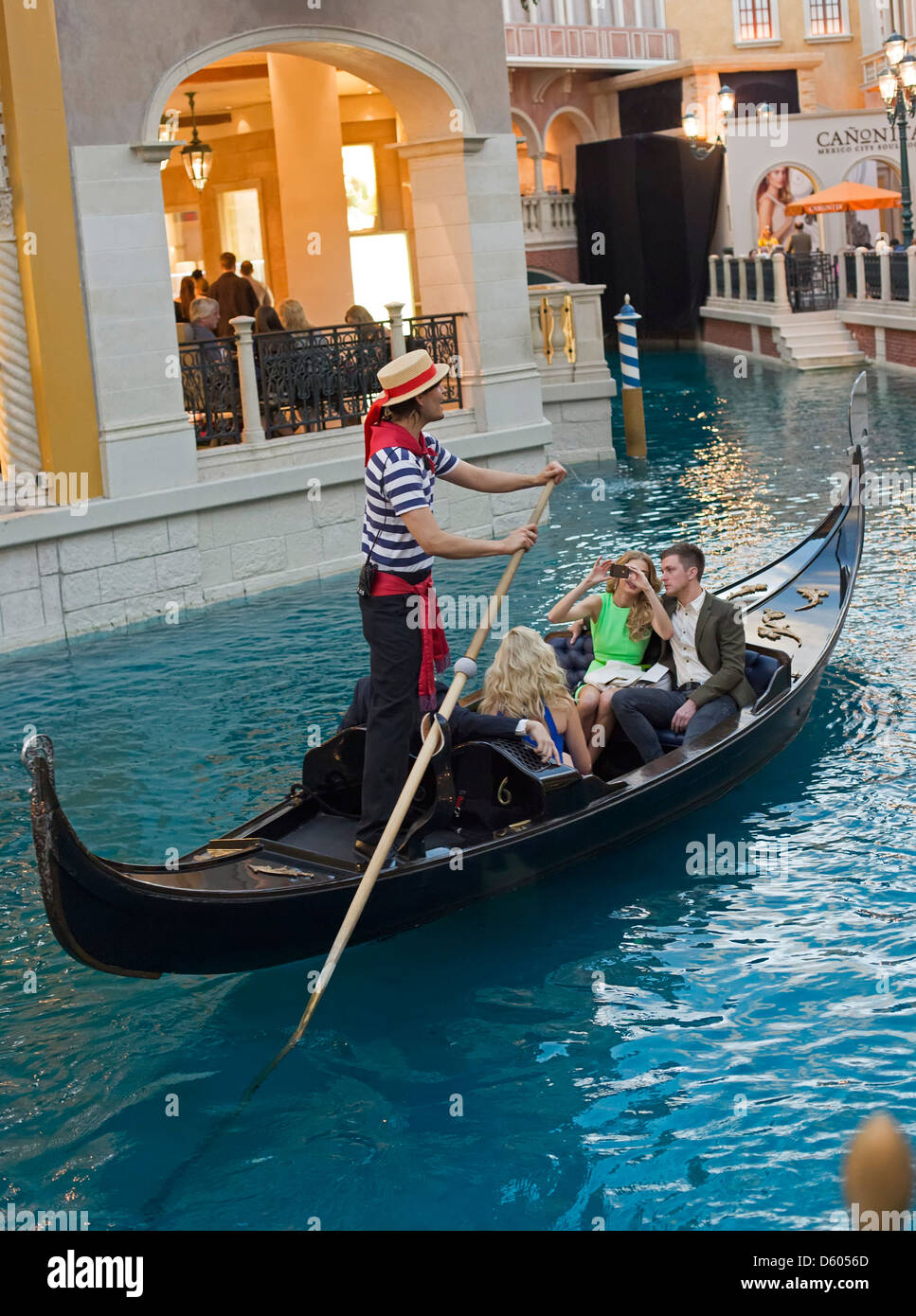 Las Vegas, Nevada - Touristes monter dans une gondole vénitienne à l'intérieur de l'hôtel. Banque D'Images