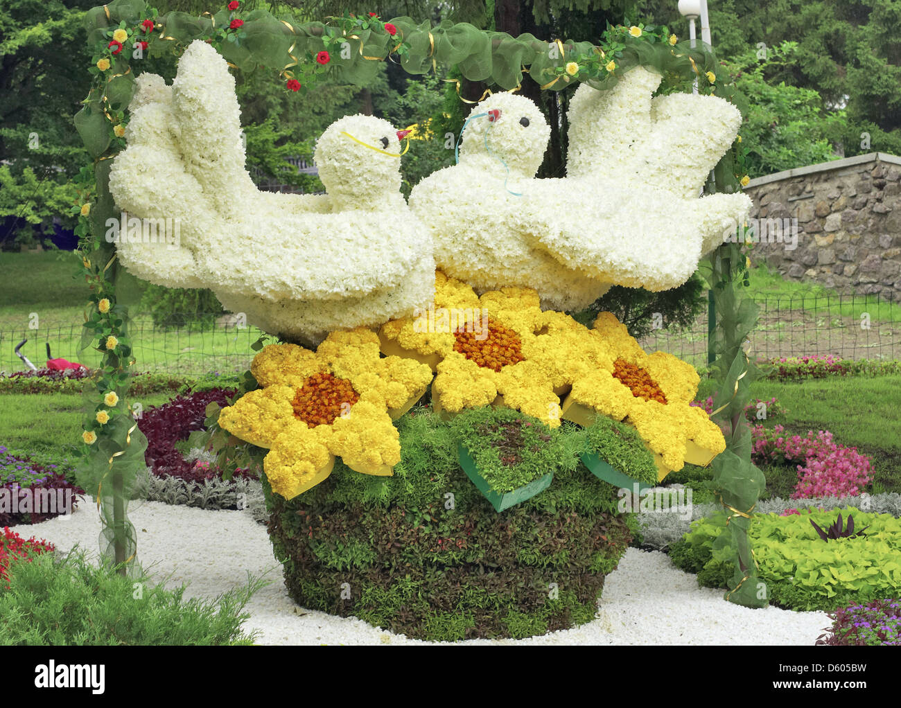 Les pigeons blancs poupée fleurs jardin Banque D'Images