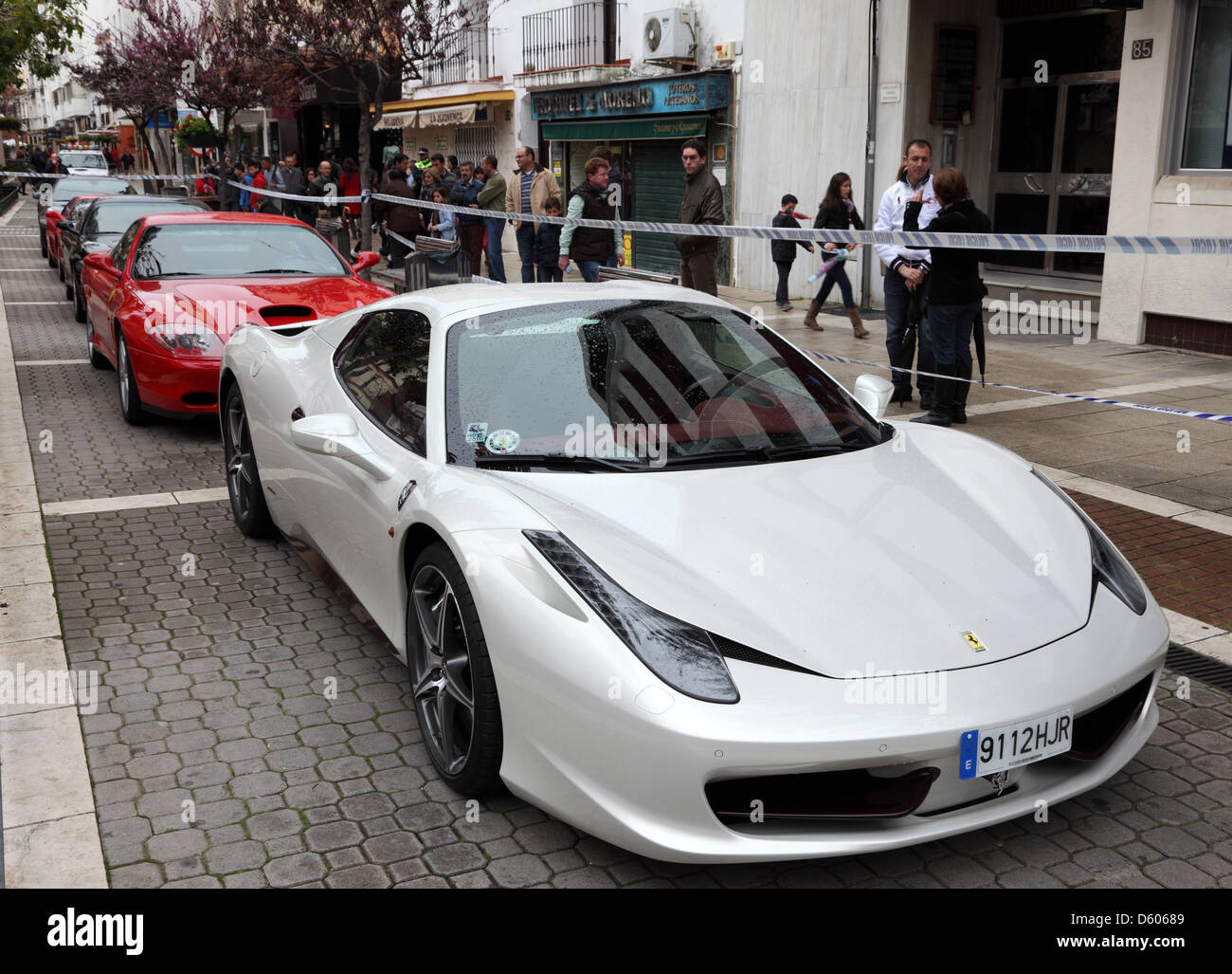 Les voitures de sport Ferrari dans les rues de Marbella, Andalousie Espagne Banque D'Images