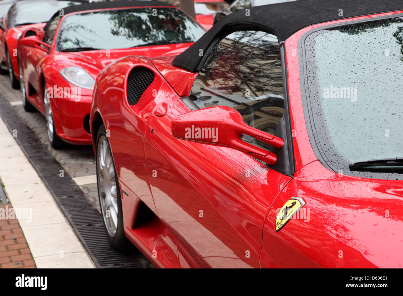 Supercars Ferrari garées dans la rue d'Estepona, Espagne Andalousie Banque D'Images