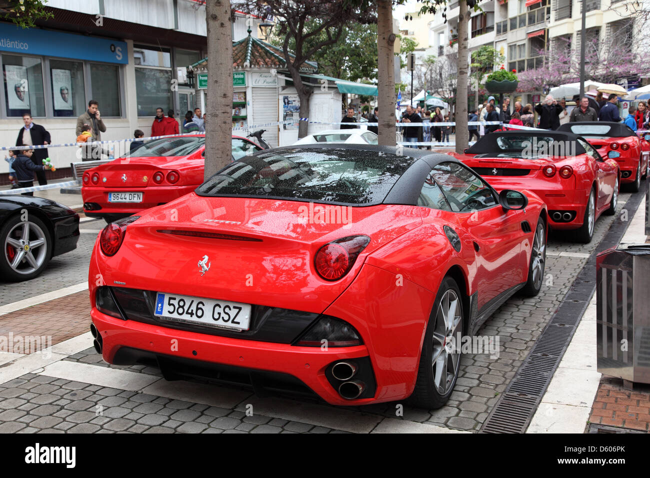 Supercars Ferrari garées dans la rue d'Estepona, Espagne Andalousie Banque D'Images