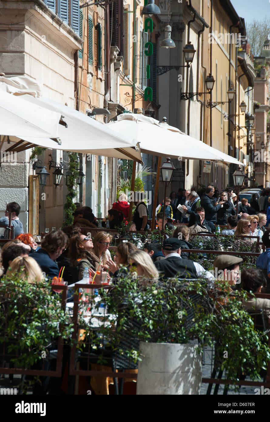 ROME, ITALIE. Cafés et restaurants sur la Piazza Santa Maria in Trastevere. L'année 2013. Banque D'Images