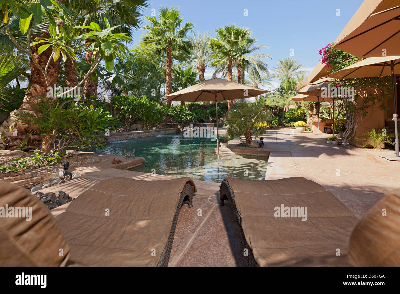 Villa de luxe avec de l'eau disposent de chaises longues Banque D'Images