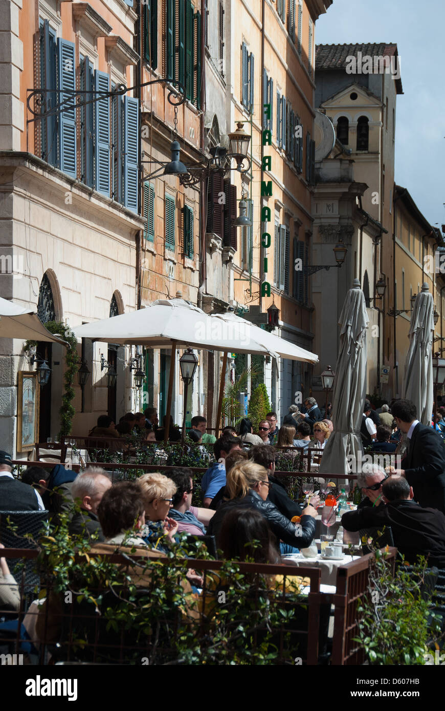ROME, ITALIE. Cafés et restaurants sur la Piazza Santa Maria in Trastevere. L'année 2013. Banque D'Images
