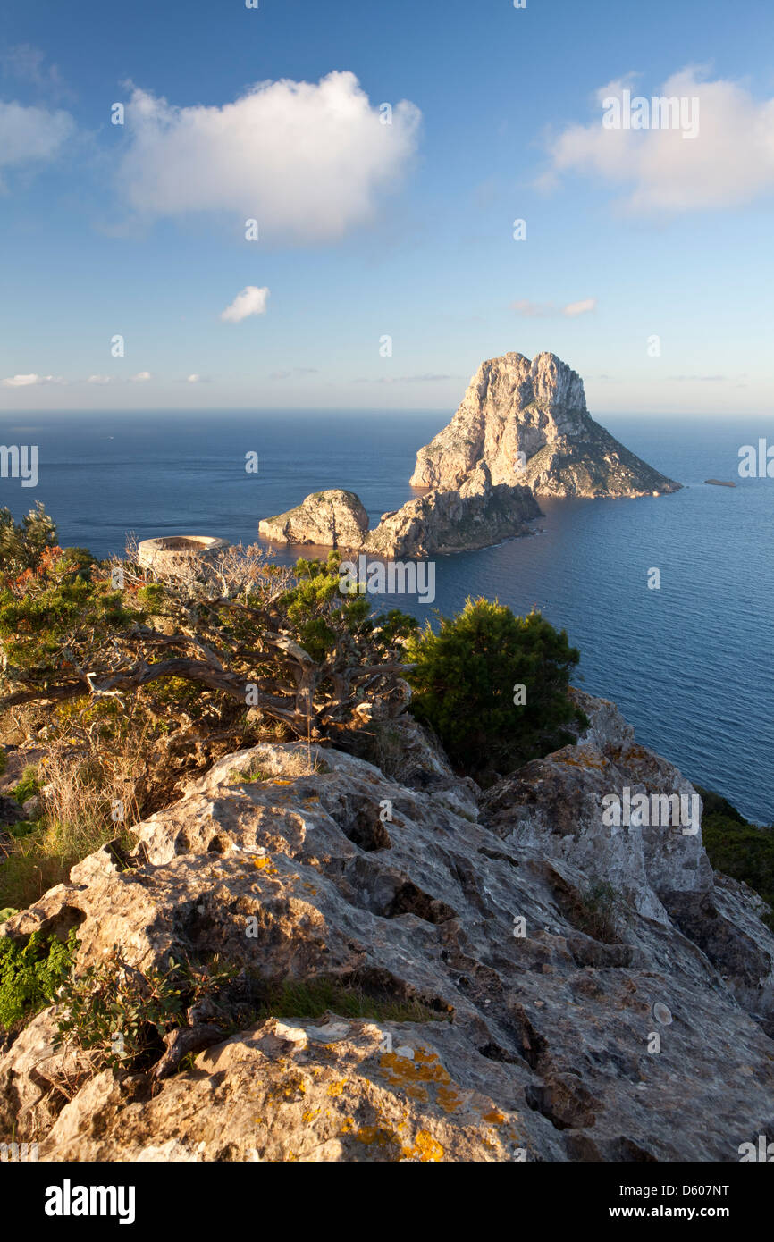 Es Vedrà et es Vedranell islots de Torre des Savinar, Sant Josep de sa Talaia, Ibiza, Illes Balears, Espagne Banque D'Images