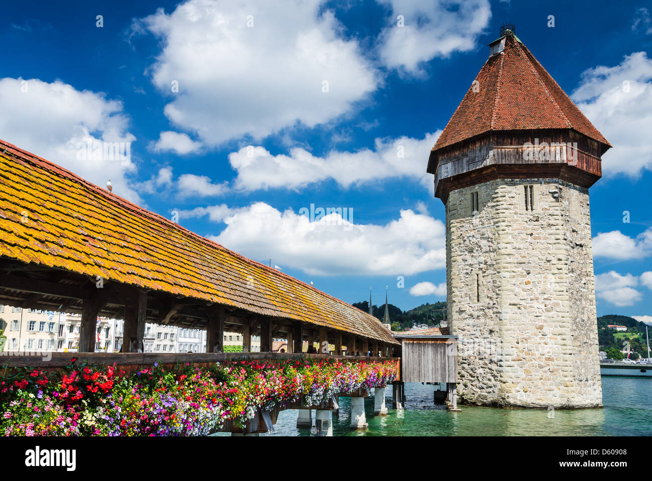 Une vue sur le célèbre Pont de la chapelle en bois de Lucerne, Lucerne en Suisse, avec la tour en premier plan Banque D'Images