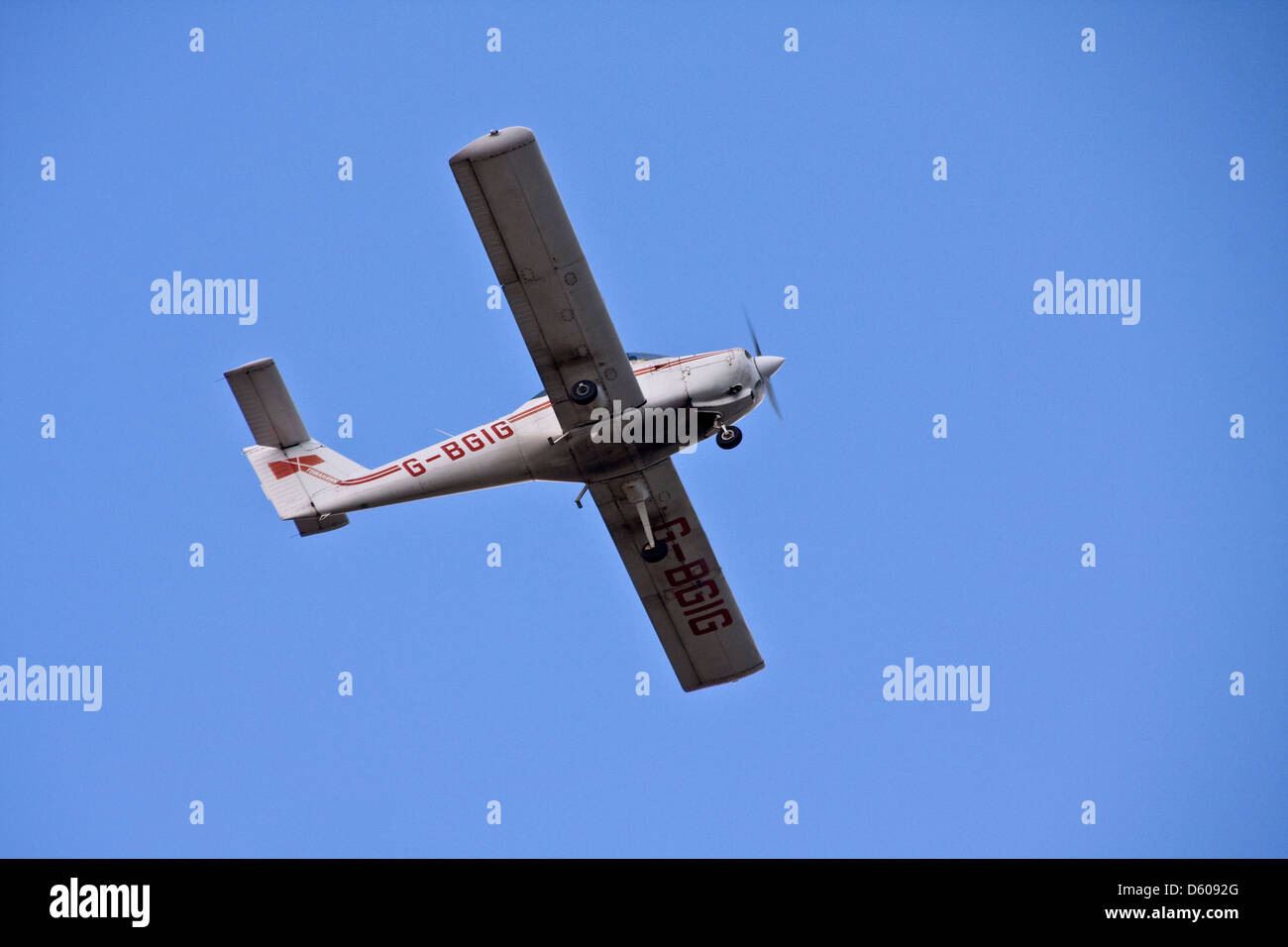 Aviation Piper PA-38-112 Tayside Tomahawk G-BGIG aéronefs privés en vol après avoir décollé de l'aéroport de Dundee, Royaume-Uni Banque D'Images
