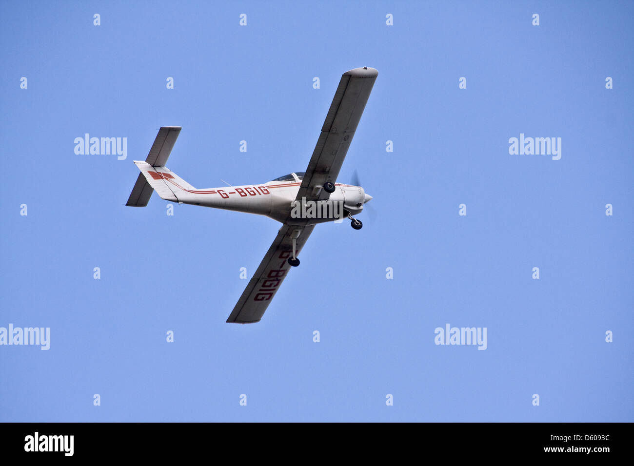 Aviation Piper PA-38-112 Tayside Tomahawk G-BGIG avion privé de décoller de l'aéroport de Dundee, Royaume-Uni Banque D'Images