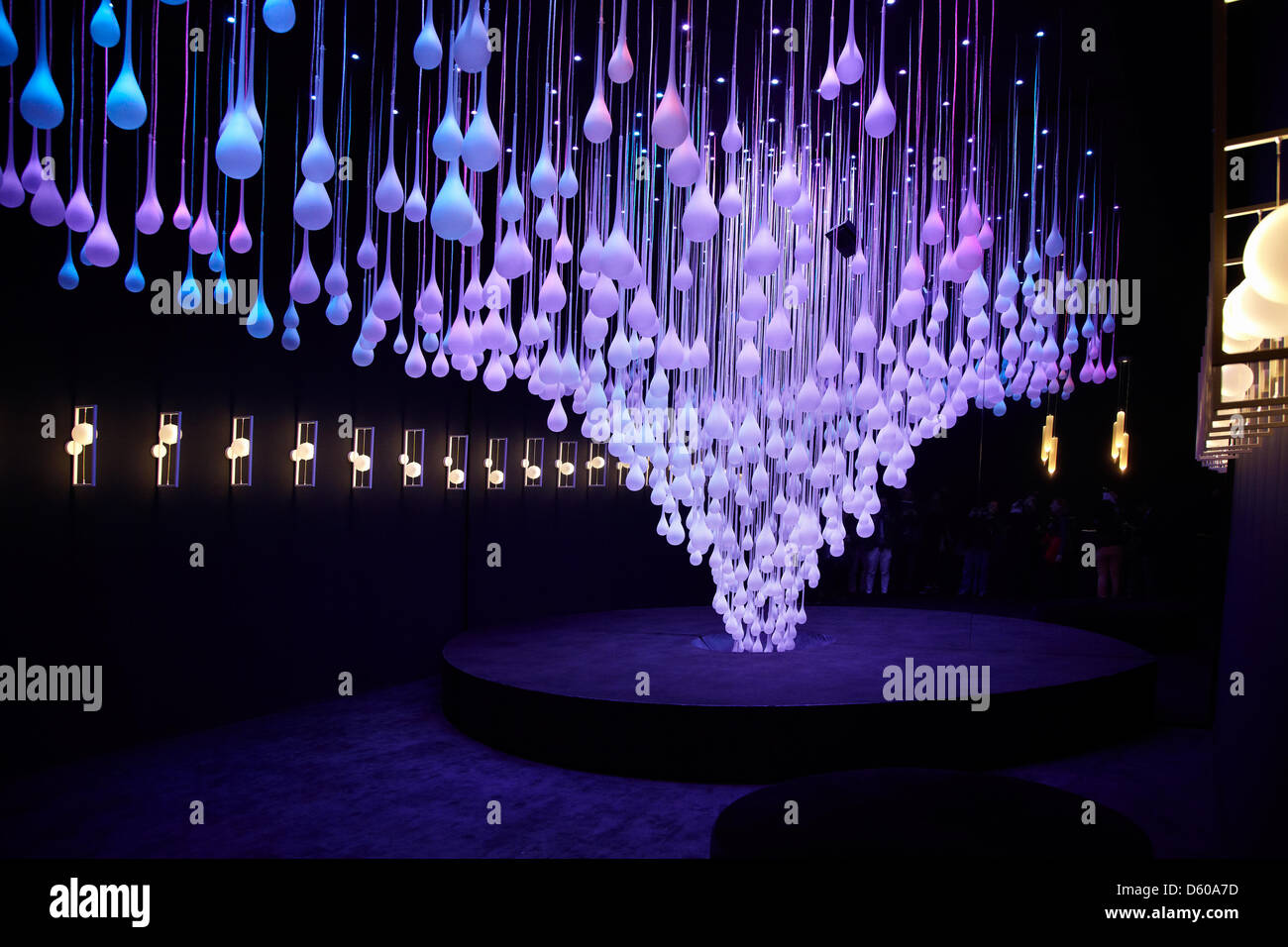 Milan, Italie. 10 avril, 2013. Melograno Blu light installation lors de la semaine du design, 2013 Fuorisalone de Milan. Crédit : A. Astes Banque D'Images