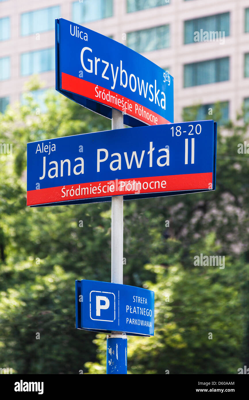 Plaque de rue à la croisée des chemins la sortie dans la ville de Varsovie montrant le chemin nommé d'après le pape Jean Paul II. Banque D'Images