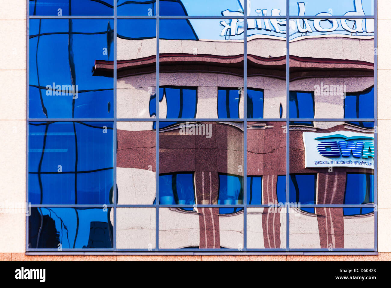 Reflets déformés dans un édifice moderne en verre à Varsovie, Pologne. Banque D'Images