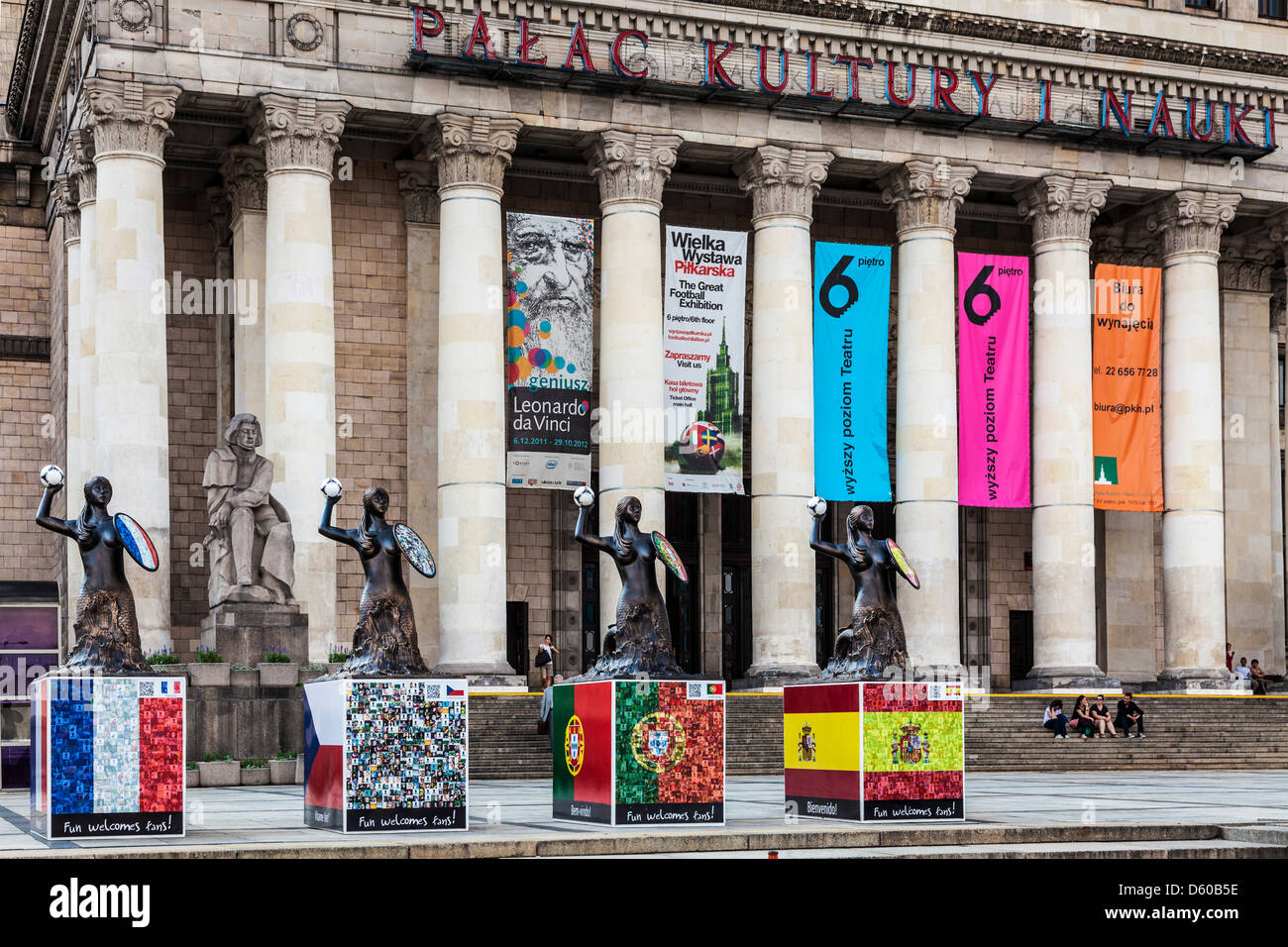 Quatre des seize statues mermaid autour de Varsovie pendant l'Euro 2012 pour accueillir fans, maintenant à l'extérieur du palais de la Culture et de la science. Banque D'Images
