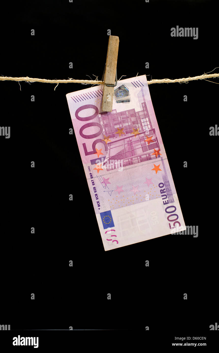 Cinq cents Euros 500 note sur une ligne de séchage Banque D'Images