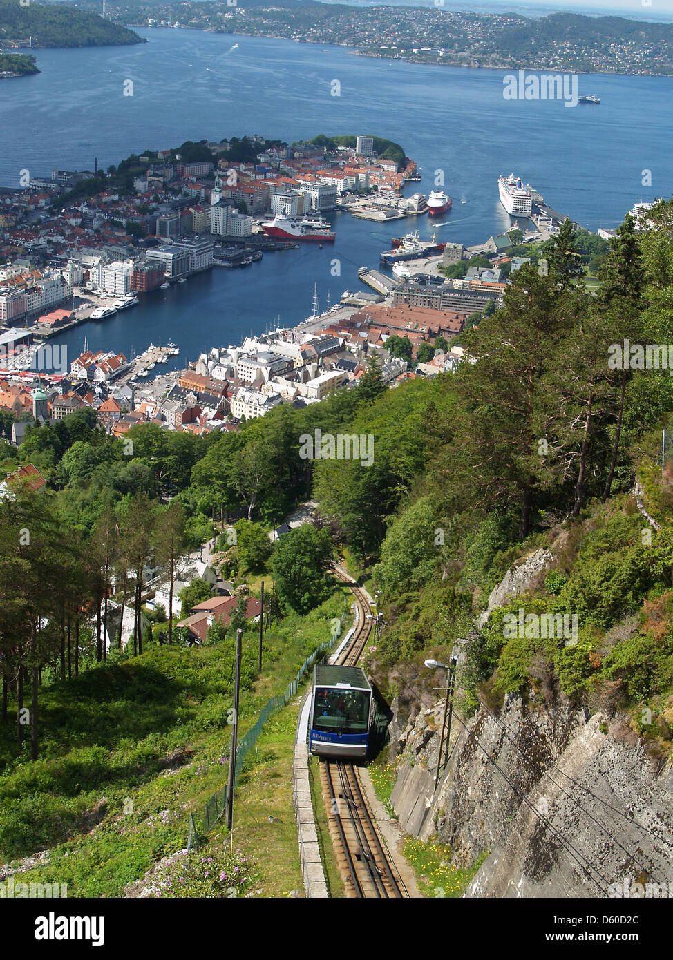 Le funiculaire Floibanen grimpe au sommet du mont Floyen,Bergen, Norvège Banque D'Images