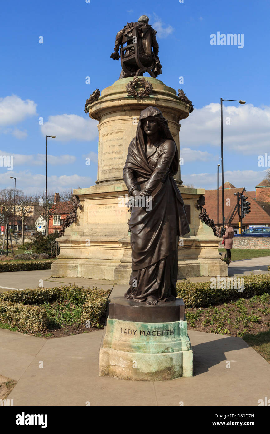 Sculpture en bronze de Lady MacBeth de William Shakespeare à monument à Bancroft Gardens Stratford-upon-Avon Warwickshire UK Banque D'Images
