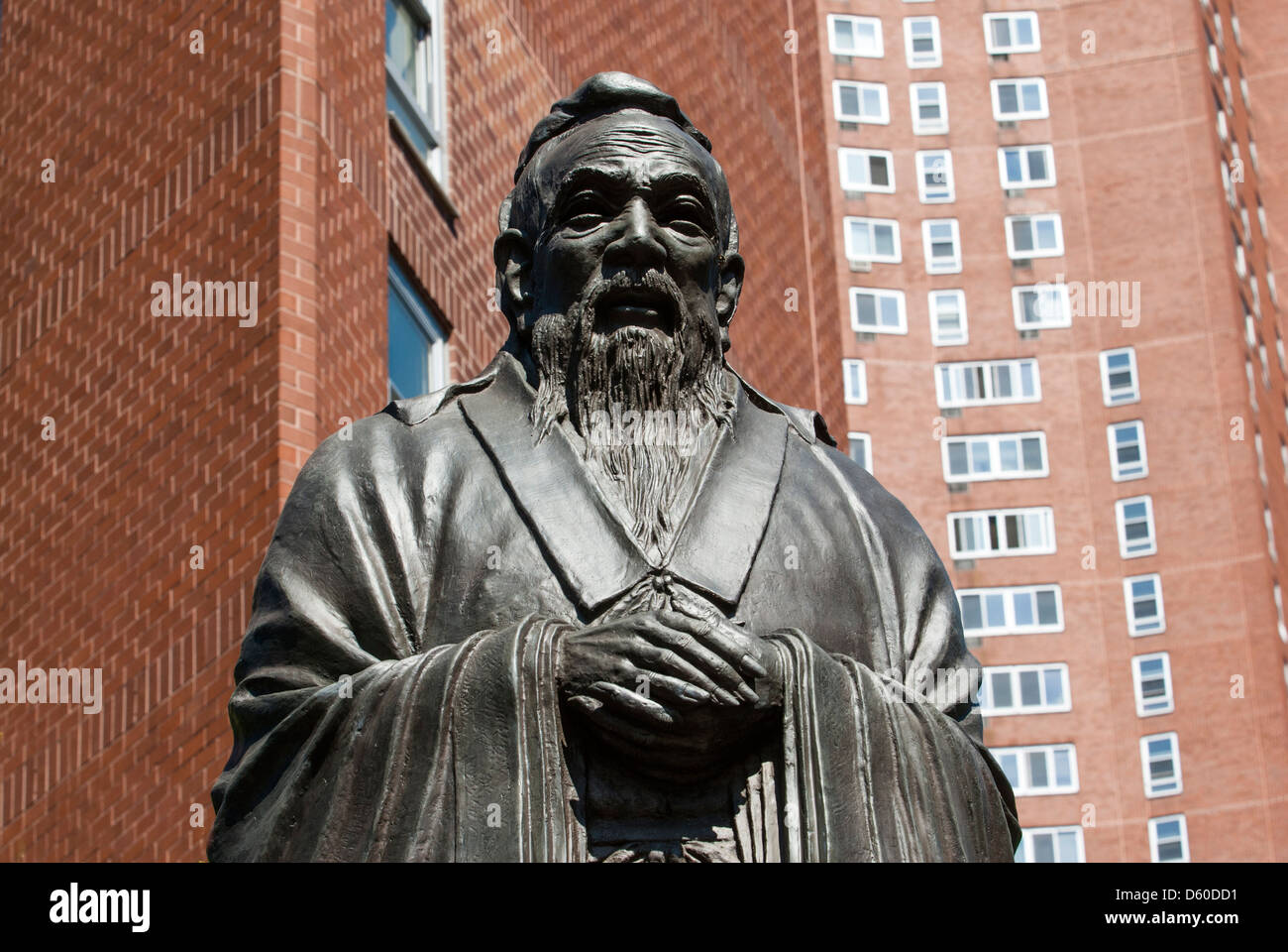 Statue de Confucius, Confucius Plaza, Chinatown, Manhattan, New York City, New York, USA - image prise à partir de la masse du public Banque D'Images