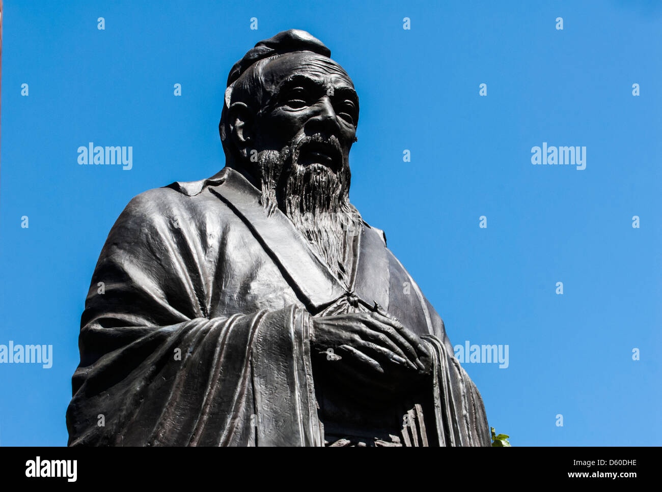 Statue de Confucius, Confucius Plaza, Chinatown, Manhattan, New York City, New York, USA - image prise à partir de la masse du public Banque D'Images