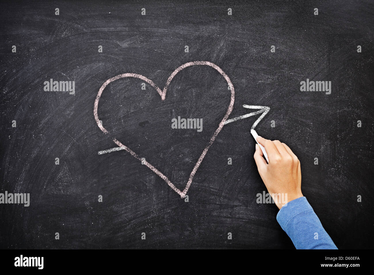 Dessin A La Main Coeur Avec La Craie Sur Tableau Noir Love Concept Photo Stock Alamy