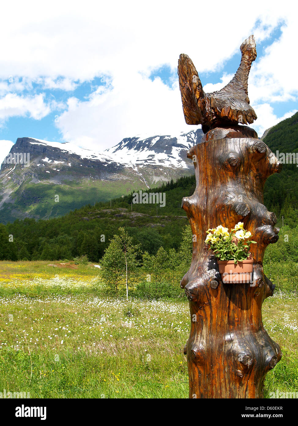 Les souches d'arbre sculpté en bois sculpté au sommet avec un faisan,Geiranger, Norvège Banque D'Images